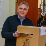 Llaryora votando