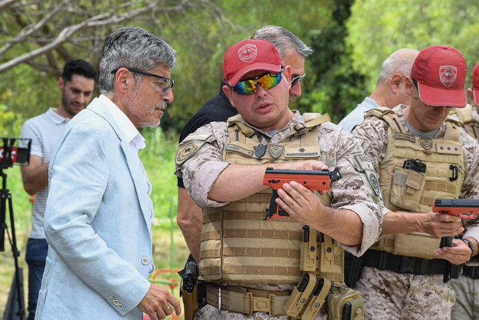 Ministro Quinteros pistola taser
