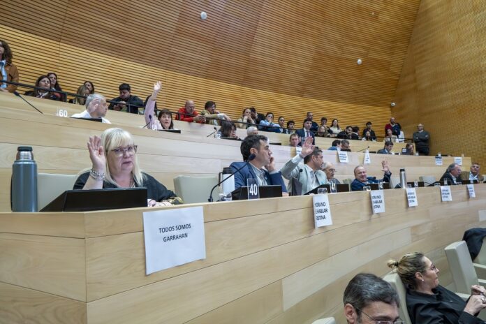 Legisladores opositores votan